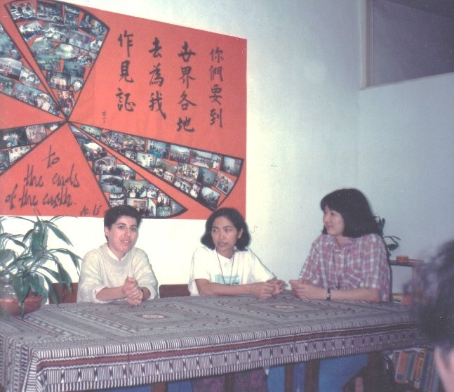 左至右:蘇珊娜、Connie和 黃月琴